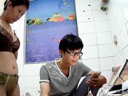 各种居家隐秘私生活TP露出大合集蹲在床上操媳妇和在客厅抱着媳妇边走边草的夫妻是真猛啊