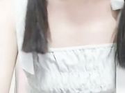 少女为了生活直播挣外快