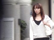 内急难耐的美眉们找个隐蔽没人处嘘嘘