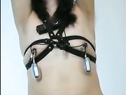 不知道又犯啥错了被吊在晾衣架上