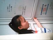 女厕近距离偷拍怎么拍的这么清晰