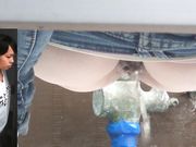 女厕近距离偷拍怎么拍的这么清晰