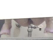 隔板女厕露脸近距离偷拍美女