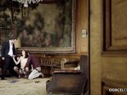 与两个情人共享自己的性感美妇