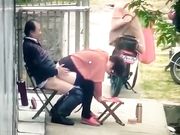 大爷和姘头大白天在门前老汉推车