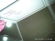 女厕近距离偷拍背着包的妹子