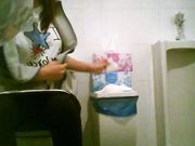 女厕偷拍来跳健美操的少妇