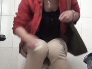 商场厕拍 妹子像是没睡好样