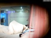 靓妹和男朋友开房自己忍不住摸一下