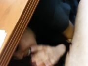 女友在图书馆的桌子下给我口爱