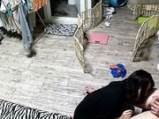 偸拍年轻小媳妇卖力抹油给老公撸