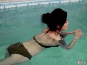 按摩师游泳池边暴操性感熟女