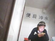 厕所偷拍 长腿黑丝女绝对是个风骚型