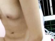 戴眼镜的斯文美眉下海做黄播出租屋手机对着逼逼和狼友互动