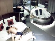 酒店偷拍娇小短发美女被男友压着操干出白浆