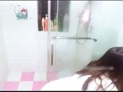 网络红人苗条美女剧情演绎家里热水器不出水叫色男邻居帮忙然后一起洗个澡激