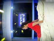 小哥撩妹有一套二话不说把内裤扒掉就捅