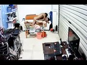 偷拍小两口打烊后关上门在门市里啪啪干的媳妇哇哇大叫