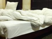 胖叔出差坐高铁结识的少妇异地约炮到酒店开房草完射她脸上