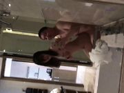 眼镜美眉和包养她干的干爹豪华酒店套房浴室啪啪边干边自拍