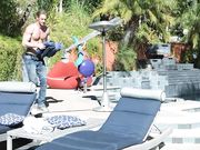 泳池边的巨乳美妇最爱品尝大硬屌