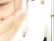 和女炮友看电影中途到厕所里用矿泉水洗完鸡巴后在里面干起来