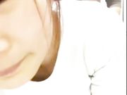 和女炮友看电影中途到厕所里用矿泉水洗完鸡巴后在里面干起来