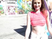 一个在泳池边吸大鸡巴的好色女孩