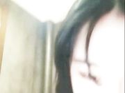 网红妹子在网吧玩露出被隔壁小伙发现了直接硬来掏出鸡巴就吃