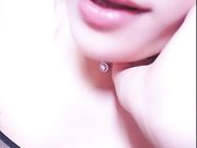 风骚漂亮的少妇先是给狼友看自己拍的小视频然后自慰