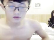 小青年与女友开房爱爱妹子有些羞涩被软磨硬泡脱掉内裤干