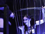 囚禁在铁笼里的技术精湛的肛交淫妇