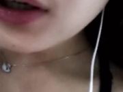 深喉口交样子非常骚，被猛男后入抱起来干，自己还拿道具插