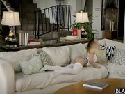 精致软妹子性欲上来吞吐大屌最后两个人一起搞啪啪刺激