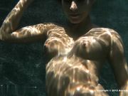 水下做爱 为了水下看得清 带上潜水眼镜 也够拼的啊