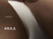 有钱大神缌先生约啪高素质温文尔雅长发美女轻轻一搞淫水就湿透内裤刚插入的一声呻吟太诱人操的说不要不要