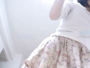 超漂亮性感的白嫩气质小少妇脱掉内裤在客厅地上被爆操内射