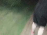 2位年轻漂亮的艺校小美女在学校附近公园穿超短裙玩露出