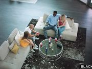 小美女真骚啊背着男友求操大屌进出狠狠玩弄刺激啪啪