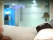 网络摄像头偷窥系列：宾馆约会同校苗条女友洗完迫不及待的热吻进入