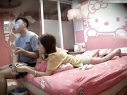 白富美短裤美女被情人从前面先操一会又从后面用力内射后拿手机拍摄