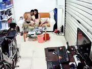 拉上卷帘门就开始乱搞的被偷拍的夫妻