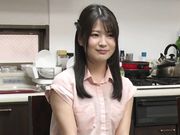 義母突出臀部自慰讓人受不了插入！