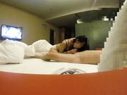 美女酒店援交时被变态男一直猛操嘴巴,实在受不了了美女自己坐在鸡鸡上干