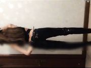 一身黑色皮衣的女人