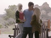 双飞两个小美女一枪双插太性福了 妹子身材娇小玲珑很精致抱着操销魂爽呆了