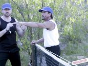 恶魔般的爸爸交换他们的性感女儿