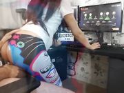 和漂亮妹子一边啪啪一边玩守望先锋你俩是操爽了，这不是坑人吗，这局铁定输了