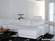 在闺蜜身边与魔鬼头套男做爱的黑妞