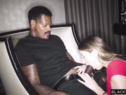 红衣性感美女被赶出门破罐子破摔肆意玩弄鸡巴吞吐起伏啪啪